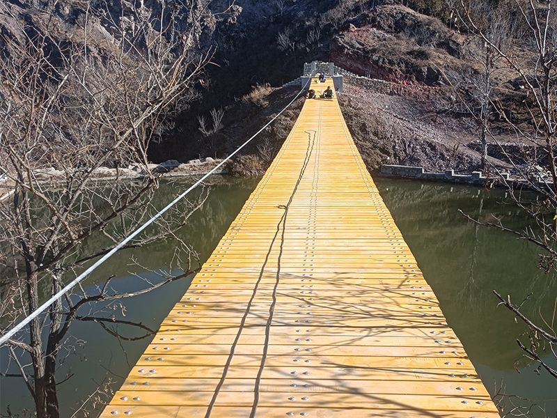 北京市門頭溝區田莊村南山峽谷木板吊橋